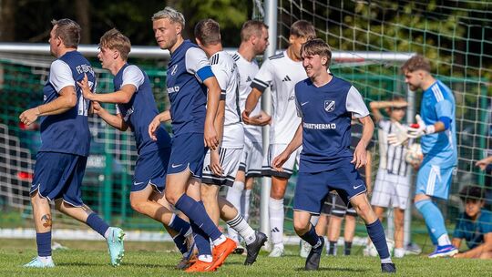 Der Moment des Spiels in Niederhambach: Der Brückener Robin Klos (links) wird für den 2:1-Siegtreffer gefeiert. Der Niederhambac