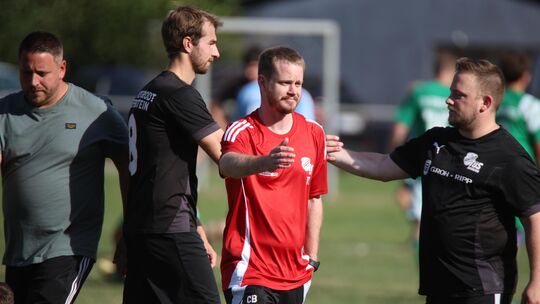 Carsten Beicht (rotes Shirt), der Trainer der SG Veitsrodt/Tiefenstein, freut sich über den 2:0-Sieg seines Teams über den SV St
