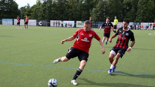 Burgschwalbachs Michael Bartels (am Ball) erfreut sich in diesem Mittelfeld-Duell großer Freiheiten, die ihm SG-Akteur Carlos We
