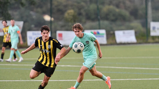 Max Ruf (links, bedrängt von SG-Verteidiger Tyler Höller) avancierte am frühen Samstagabend an der Früchter Straße zum Matchwinn