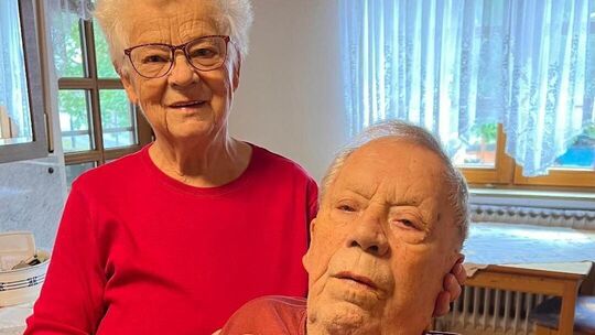 16 und 19 Jahre waren sie alt, als sie heirateten. Sie schlossen einen Bund für das Leben. Ein Foto – bekennend zu Günter Obels