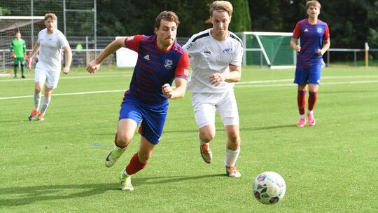 Ein packendes Derby lieferten sich die SF Höhr-Grenzhausen II (vorne rechts Felix Birnbach) und die SG Haiderbach (vorne links M