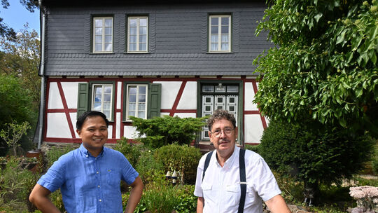 Jonathan Cabrera (links) und Hartmut Mohr empfangen zum Tag des offenen Denkmals interessierte Besucher auf ihrem Knechtshof bei