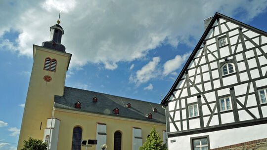 Inmitten von Herschwiesen liegt der ummauerte Pfarrbezirk mit der Kirche St. Pankratius und dem Pfarrhaus, das heute noch von de
