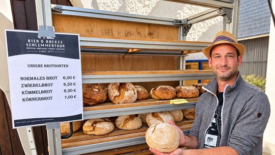 Frisch gebackenes Brot aus dem Backes gehörte zu den kulinarischen Höhepunkten der Schlemmertour und fand bei den Besuchern reiß