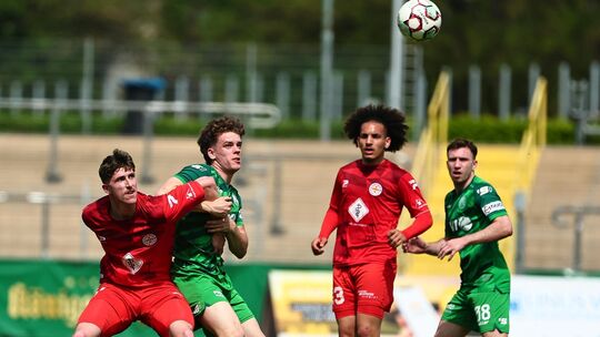 Das letzte Aufeinandertreffen im Mai gewannen Tim Esten (rotes Trikot, links) und damals noch Mo Maroc und Rot-Weiss Koblenz geg Das letzte Aufeinandertreffen im Mai gewannen Tim Esten (rotes Trikot, links) und damals noch Mo Maroc und Rot-Weiss Koblenz geg