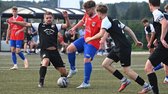 Niklas Herfen (am Ball) war einer von fünf Torschützen beim deutlichen 10:0-Auswärtssieg der SG Neitersen bei der DJK Friesenhag