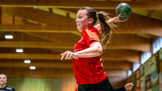 Celine Gaines traf dreimal beim Saisonauftakt für ihre HSG Kastellaun/Simmern. Der Titelfavorit überrollte in Moselweiß den Regi