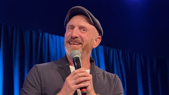 Martin Schopps ließ sein Publikum „nachsitzen“. Der Lehrer und Comedian berichtete Episoden aus dem ganz normalen Schul-Wahnsinn Martin Schopps ließ sein Publikum „nachsitzen“. Der Lehrer und Comedian berichtete Episoden aus dem ganz normalen Schul-Wahnsinn