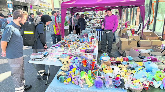 Plüschtiere, spezielle Bücher und besondere Kartenspiele stoßen auf hohen Anklang beim Limburger Flohmarkt.