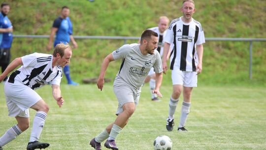 Der TuS Niederbrombach II ist nicht mehr sieglos. Mit dem 9:0 über die SG Unnertal II (gestreifte Trikots) feierte das Team den