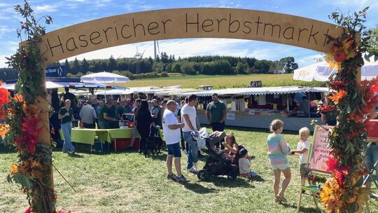 Bei herrlichem Sonnenwetter lockte der Herbstmarkt im Grüngürtel von Haserich zahlreiche Besucher in den Hunsrück.
