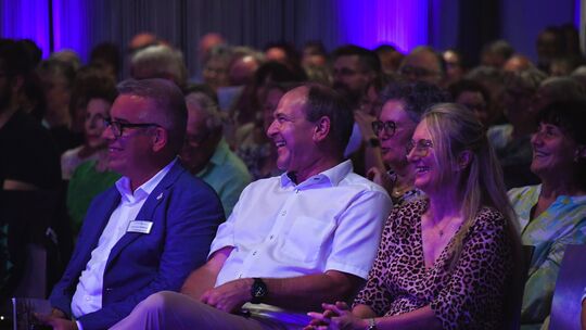 Kreisbeigeordneter Immanuel Hoffmann (von links), Oberbürgermeister Frank Frühauf und seine Frau Gabi beim Konzert des MV Tiefen