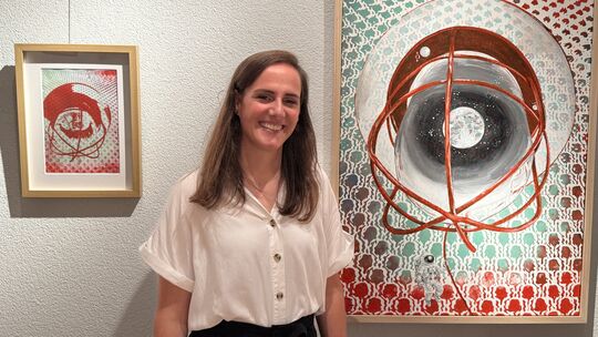 Die Künstlerin Carina Talmann mit ihrem Lieblingsmotiv auf der Vernissage im Kreml Kulturhaus in Zollhaus.