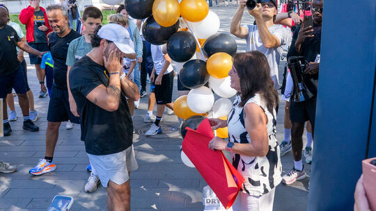 Als seine Mutter David Koca beim Zieleinlauf überrascht, wird er von seinen Emotionen überwältigt. Zuvor ist er 432 Kilometer in