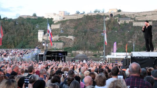 Mehr als 5000 Besucher waren gekommen, um den Popstar am Deutschen Eck live zu erleben.