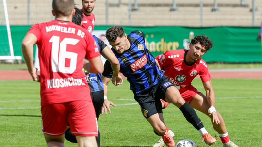 Gegen den Ahrweiler BC versuchten Igor Blagojevic (schwarz-blaues Trikot) und seine TuS Koblenz, mit dem Kopf durch die Wand zu Gegen den Ahrweiler BC versuchten Igor Blagojevic (schwarz-blaues Trikot) und seine TuS Koblenz, mit dem Kopf durch die Wand zu