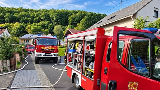 Die Feuerwehren aus Niederhosenbach, Herrstein und Kempfeld rückten am Sonntagabend nach Niederhosenbach aus. In der engen Schul
