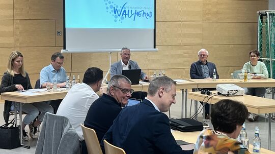Bei der Sitzung des Verbandsgemeinderates Wallmerod in der Sporthalle Herschbach/Oww. richtete Bürgermeister Klaus Lütkefedder d