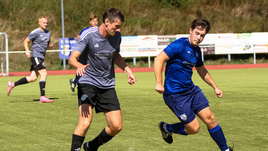 Die SG Eifelhöhe II (am Ball Julian Holzknecht) hat beim 2:0 gegen den SV Ulmen II den ersten Saisonsieg in der C Staffel 12 ein