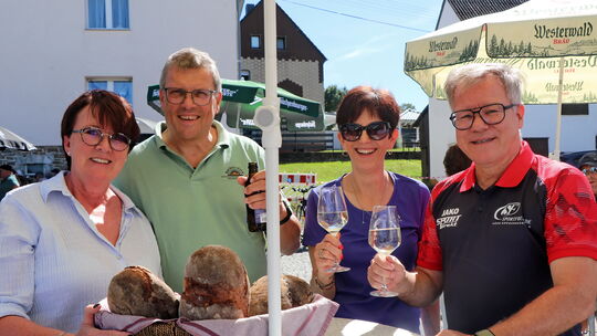 Beinahe „biblische“ Zustände bei der Fünf-Dörfer-Tour in Sessenbach: Ein strahlender Himmel bei Brot und Wein.