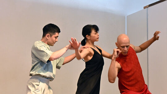 Die Tänzer Sayaka Kado, Masayoshi Katori und Ramon John vom Hessischen Staatsballett in der engen Korrespondenz miteinander auf