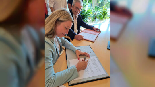 Sandra Hendges-Steffens, Bürgermeisterin der VG Ulmen, und Klaus-Peter Balthasar, Präsident des DRK-Kreisverbands unterzeichnen
