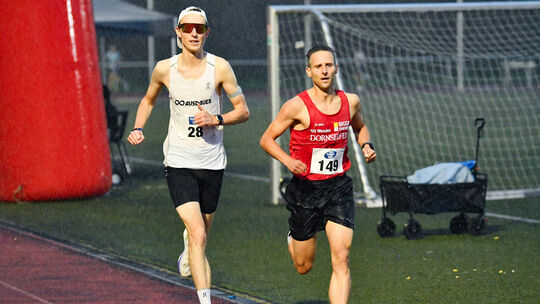 Stadionlauf des CLV Siegerland im Höhwäldchen in Wilnsdorf – 6. Wertungslauf im Ausdauer-Cup 2026. Die ersten 2000 Meter sorgte