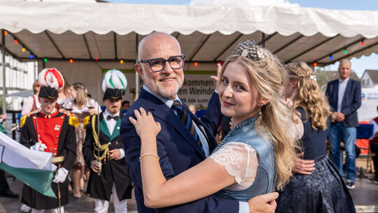 Stadtbürgermeister Alfons Mußhoff beim Walzer mit Weinkönigin Saskia II., bürgerlich Saskia Corvinus.