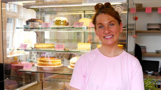 Anna Stephany betreibt seit dem Frühjahr 2024 das Café Rosa auf dem Andernacher Marktplatz. Mit ihren Belangen als Gastronomin f