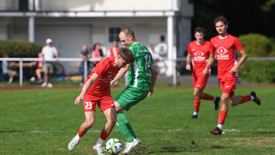 Oberzissens Jordi Frohn (in grün, hier im Spiel gegen Augst) trifft am Mittwoch in der zweiten Runde des Rheinlandpokals auf sei