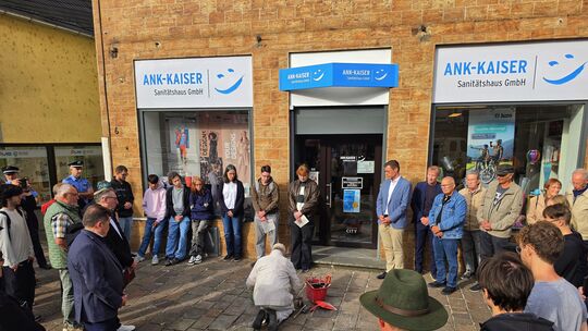 Großes Interesse in der Kirner Innenstadt: Zahlreiche Bürger sowie Vertreter aus Politik, Verwaltung, Polizei und Kirche begleit