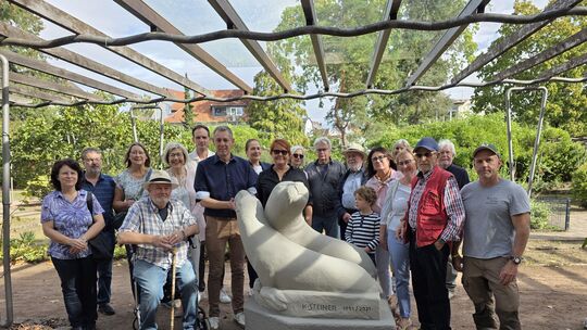Das Foto zeig Teilnehmer der feierlichen Einweihung um die restaurierte Seehunde-Skulptur im Oranienpark. Die Zeremonie fand am