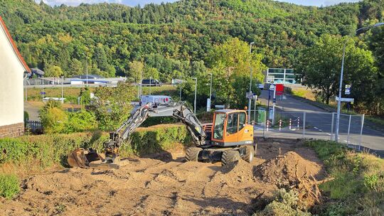 In Hochstetten-Dhaun haben die Arbeiten für die neue Fahrradgarage am Bahnhof begonnen. Derzeit wird die vorgesehene Fläche vorb
