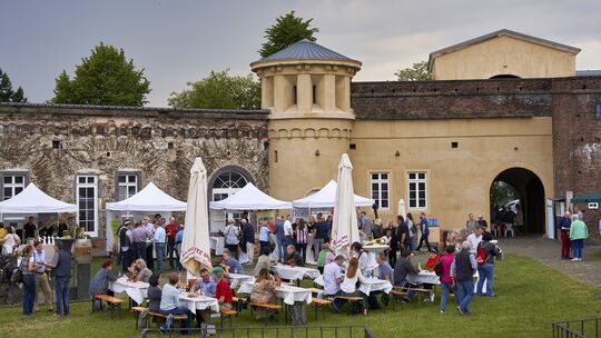 Das Fort Konstantin wird auch immer wieder für Veranstaltungen genutzt (wie hier bei Wein und Genuss). Am Sonntag werden hier Fü