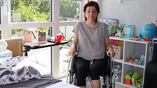 Seit ihrem Kaiserschnitt vor rund einem Jahr ist Manuela Wagner aus Külz auf den Rollstuhl angewiesen. Ihr Krankenbett steht neb Seit ihrem Kaiserschnitt vor rund einem Jahr ist Manuela Wagner aus Külz auf den Rollstuhl angewiesen. Ihr Krankenbett steht neb