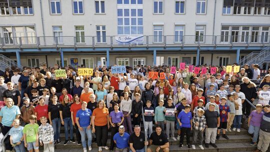 "Wir sind hier und bleiben!" So sieht der Wunsch der Realschule plus auf Halmen aus.