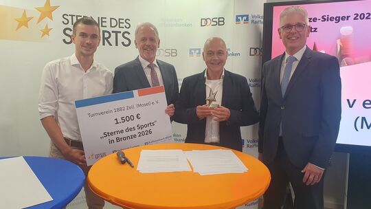 Freudig nimmt Reiner Göderz (Dritter von links) den Siegerpreis in Empfang, flankiert von (von links) Triathlet David Simon, Elm Freudig nimmt Reiner Göderz (Dritter von links) den Siegerpreis in Empfang, flankiert von (von links) Triathlet David Simon, Elm