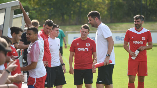 Viel los an der Hüffelsheimer Bank. Sascha Mockenhaupt (von rechts), Co-Trainer Kevin Lemke und Chefcoach Christian Lüllig fiebe
