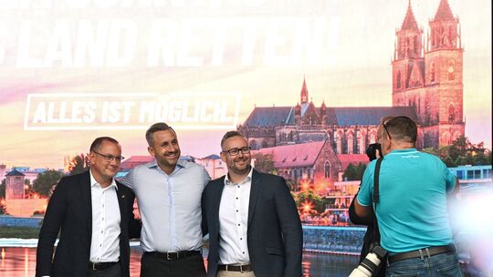 Nah dran: Sebastian Münzenmaier (rechts), Chef der rheinland-pfälzischen AfD, bei einem Wahlkampfauftritt in Magdeburg mit Sachs