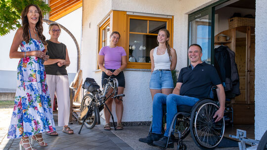 Große Freude in Oberelbert (von links): Manuela Lewentz-Twer besucht Kerstin Sabel, die Töchter Johanna und Helena sowie Vater A Große Freude in Oberelbert (von links): Manuela Lewentz-Twer besucht Kerstin Sabel, die Töchter Johanna und Helena sowie Vater A