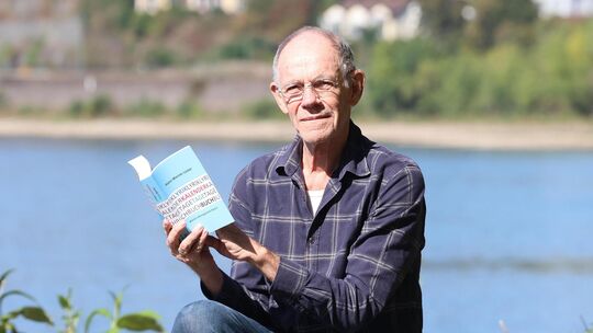 Der Autor Hans-Werner Lücker mit seinem zehnten Buch, dem Gedichtband „Lyrik Kalender Tage Buch“.