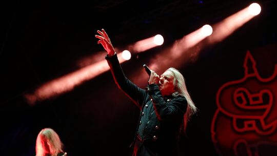 Biff Byford, Frontmann der Band Saxon, gibt auch mit 75 noch Vollgas. Eine neue Single haben die Briten kurz nach dem NOAF-Auftr