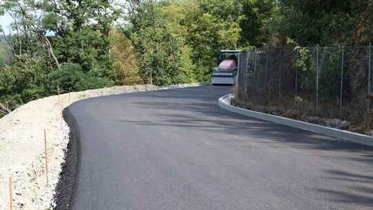 Frischer Asphalt auf der L 3397/L 340: Die Bauarbeiten gehen voran.