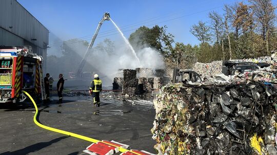 Beim Recyclingunternehmen Bellersheim hat es gebrannt. Im Vordergrund ist ein angekokelter Ballen zusammengepresster Weißblechdo
