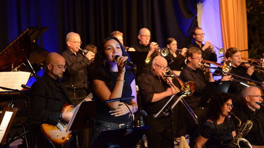Noemi Palacios Prada wertete den Big-Band-Sound von „JatzzImpact“ durch ihren wunderbaren Gesang noch weiter auf.
