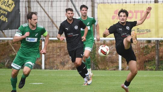 Kapitän Daniel Braun (links) und seine Alemannia streben in Büchelberg den ersten Saisonsieg an.