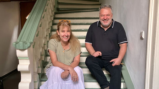 Regina und Thomas Deutsch im prächtigen Treppenhaus der Alten Lateinschule in Diez: Sie haben mit Leidenschaft das denkmalgeschü