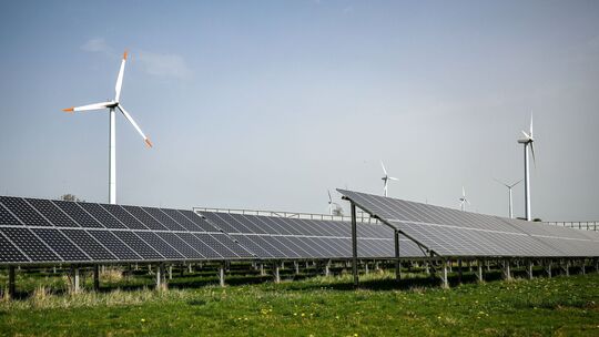 Windräder hinter Solaranlagen