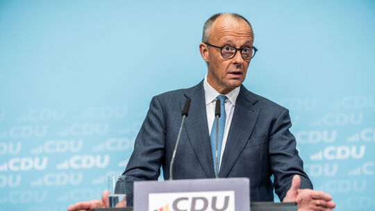 Friedrich Merz, Bundeskanzler und CDU-Vorsitzender, nimmt nach der Sitzung des CDU-Bundesvorstands im Konrad Adenauer Haus an ei